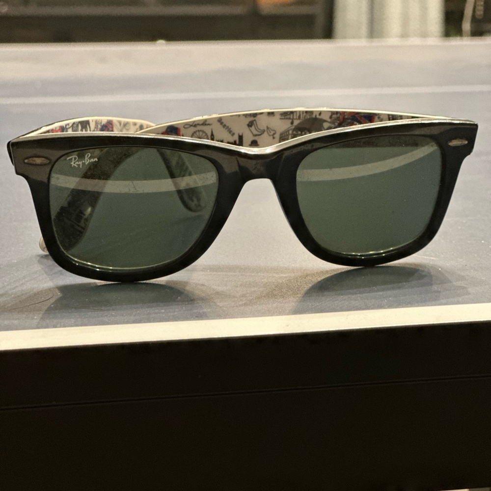 Ray-Ban Wayfarer Black with London design detail